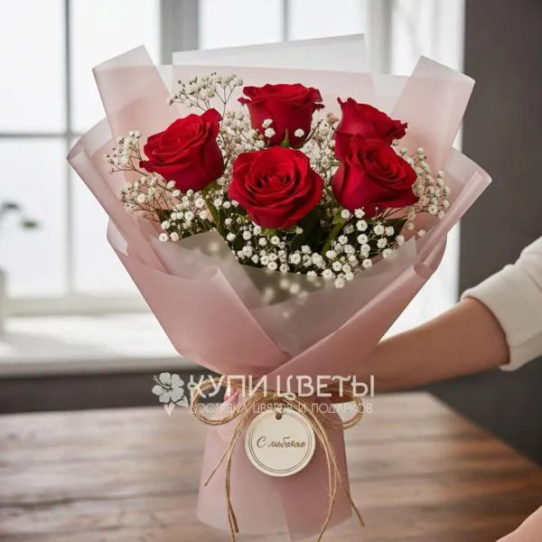 Букет из красных роз с гипсофилой